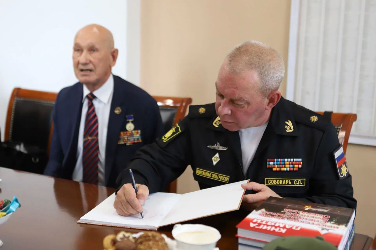 Руслан Болотов: Возможность создания профильных классов в школах Иркутска по направлению «Морской флот» обсудили вместе с контр-адмиралом, начальником Тихоокеанского военно-морского училища имени адмирала С. О. Макарова... Руслан Болотов: Возможность создания профильных классов в школах Иркутска по направлению «Морской флот» обсудили вместе с контр-адмиралом, начальником Тихоокеанского военно-морского училища имени адмирала С. О. Макарова...