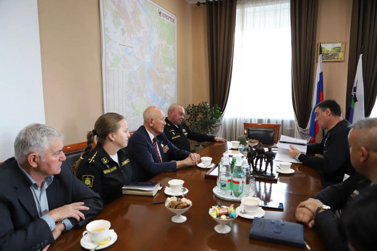 Руслан Болотов: Возможность создания профильных классов в школах Иркутска по направлению «Морской флот» обсудили вместе с контр-адмиралом, начальником Тихоокеанского военно-морского училища имени адмирала С. О. Макарова... Руслан Болотов: Возможность создания профильных классов в школах Иркутска по направлению «Морской флот» обсудили вместе с контр-адмиралом, начальником Тихоокеанского военно-морского училища имени адмирала С. О. Макарова...