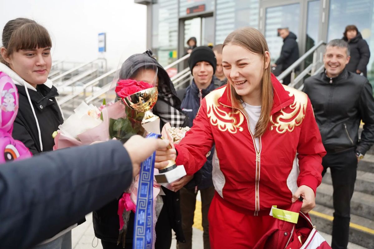 Победительница первенства мира по самбо среди юниорок 18-20 лет, мастер спорта России Валерия Вершинина сегодня прилетела в Иркутск Победительница первенства мира по самбо среди юниорок 18-20 лет, мастер спорта России Валерия Вершинина сегодня прилетела в Иркутск