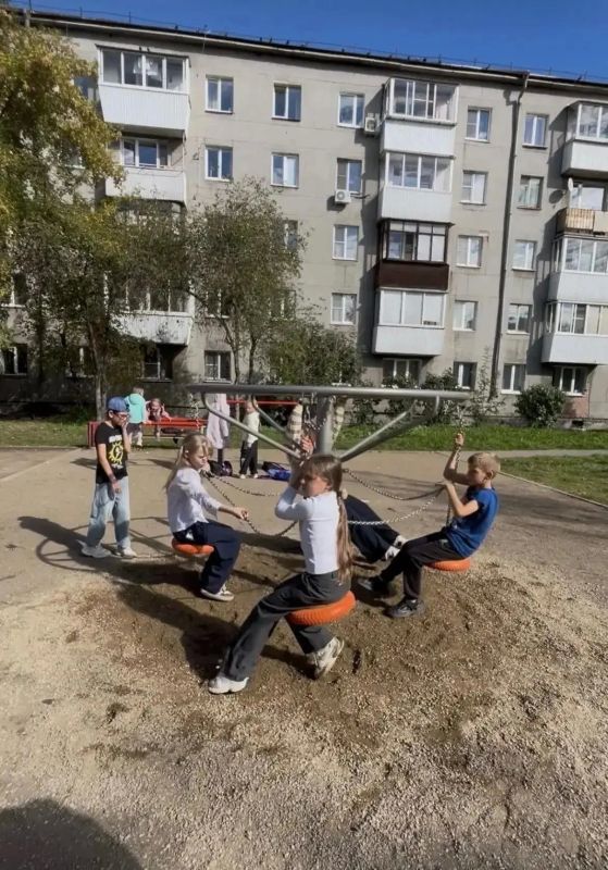Октябрьском округе обновили четыре детские и спортивные площадки Октябрьском округе обновили четыре детские и спортивные площадки