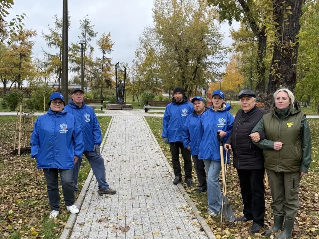 Волонтеры УФК по Иркутской области приняли участие в городском мероприятии по высадке саженцев рябины у Памятника несовершеннолетним узникам концлагерей Волонтеры УФК по Иркутской области приняли участие в городском мероприятии по высадке саженцев рябины у Памятника несовершеннолетним узникам концлагерей