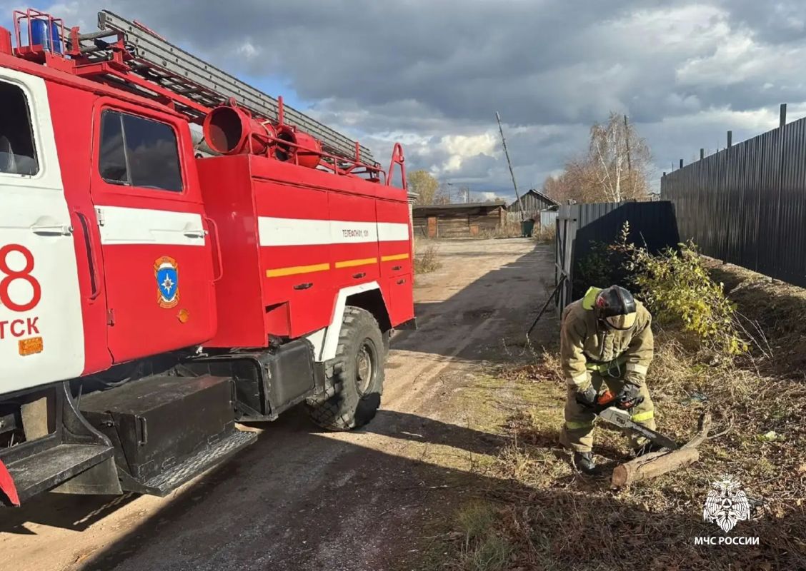 Сотрудники местных пожарно-спасательных гарнизонов оказывают содействие в подготовке к пожароопасному сезону Сотрудники местных пожарно-спасательных гарнизонов оказывают содействие в подготовке к пожароопасному сезону