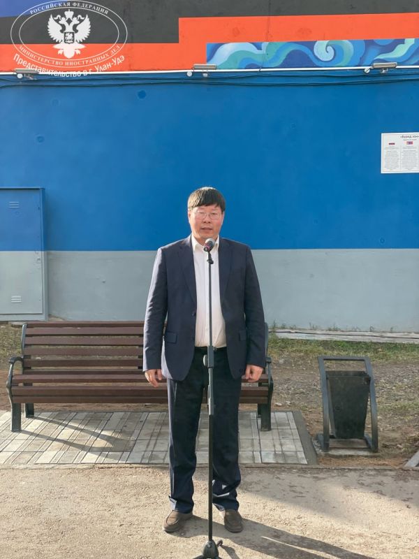 В г.Улан-Удэ торжествено открыли мурал — подарок от монгольского городапобратима Эрдэнэта В г.Улан-Удэ торжествено открыли мурал — подарок от монгольского городапобратима Эрдэнэта