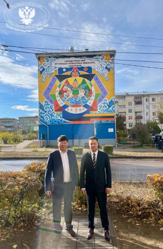 В г.Улан-Удэ торжествено открыли мурал — подарок от монгольского городапобратима Эрдэнэта В г.Улан-Удэ торжествено открыли мурал — подарок от монгольского городапобратима Эрдэнэта