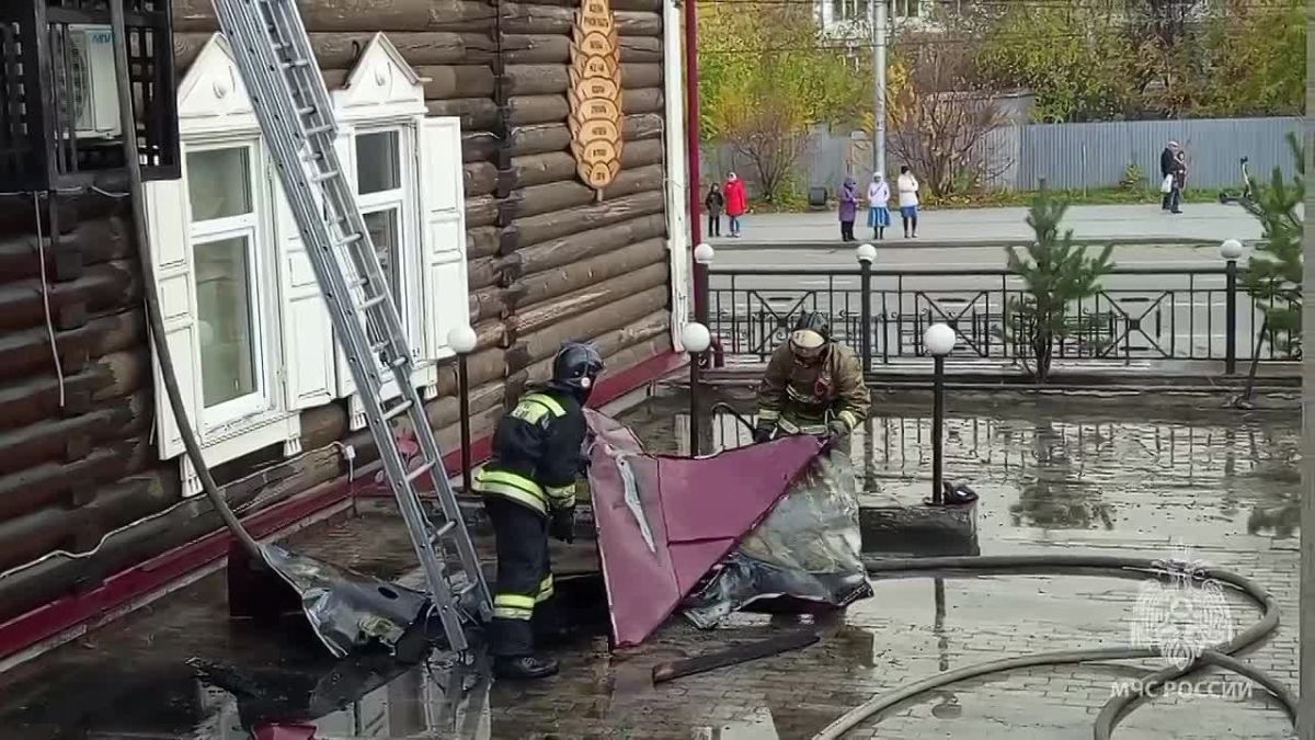 В центре Иркутска ликвидируют пожар