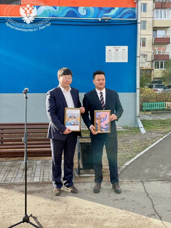 В г.Улан-Удэ торжествено открыли мурал — подарок от монгольского городапобратима Эрдэнэта В г.Улан-Удэ торжествено открыли мурал — подарок от монгольского городапобратима Эрдэнэта