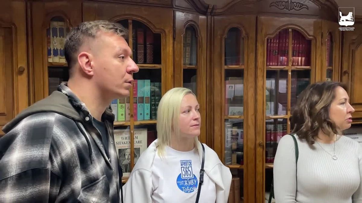 Российскому поэту Дмитрию Кравченко провели экскурсию по Гуманитарному центру – библиотеке имени семьи Полевых