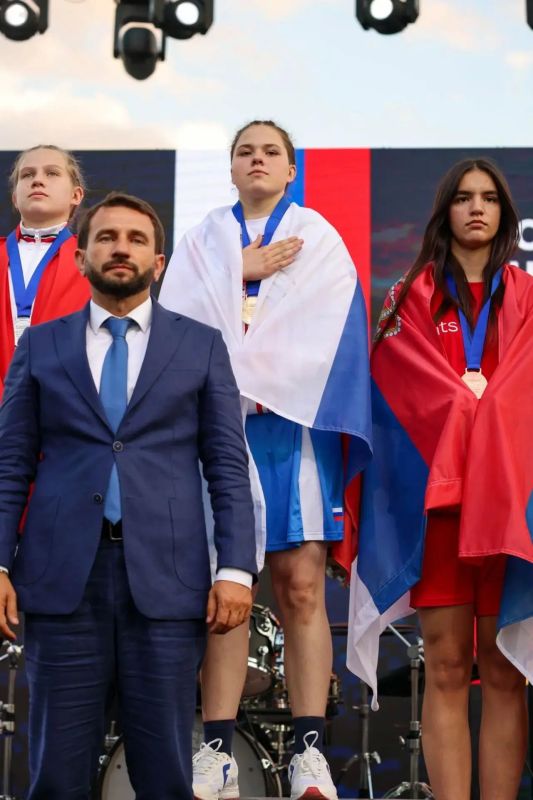 Спортсменка Иркутской области Полина Устименко в составе сборной команды России стала бронзовым призёром первенства Европы по боксу, которое с 3 по 11 октября проходило в Будве в Черногории Спортсменка Иркутской области Полина Устименко в составе сборной команды России стала бронзовым призёром первенства Европы по боксу, которое с 3 по 11 октября проходило в Будве в Черногории