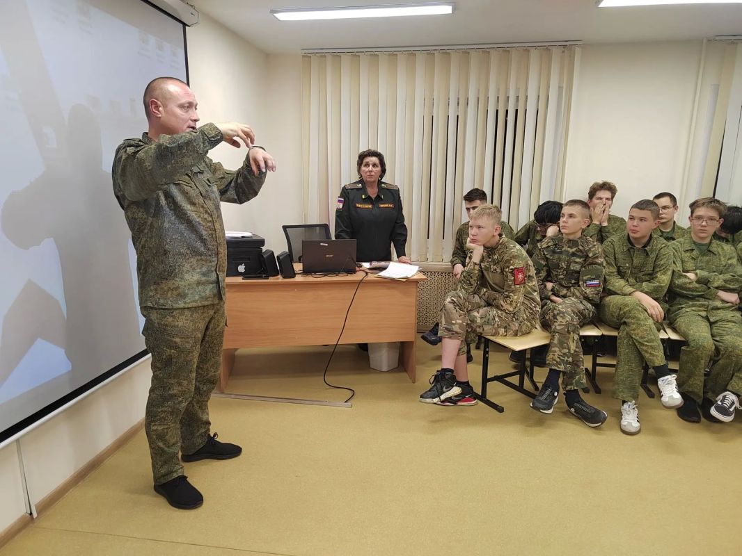 В Братске сотрудники Госавтоинспекции и общественники приняли участие в брифинге по вопросам безопасности В Братске сотрудники Госавтоинспекции и общественники приняли участие в брифинге по вопросам безопасности