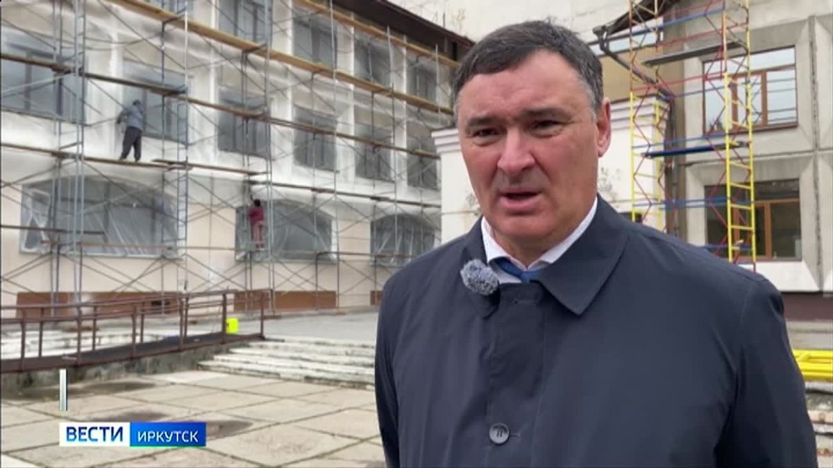 Ход капитального ремонта школы № 67 в Иркутске проверил мэр города Руслан Болотов