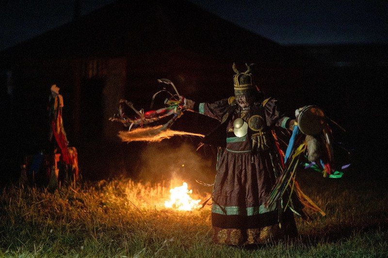 Фотохудожник Денис Князев продолжает проект «Свадьбы народов России» – масштабную летопись традиций, в которой он фиксирует обряды, костюмы и семейные ритуалы разных народов страны Фотохудожник Денис Князев продолжает проект «Свадьбы народов России» – масштабную летопись традиций, в которой он фиксирует обряды, костюмы и семейные ритуалы разных народов страны