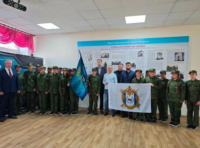 Знамя мотострелкового полка «Иркут» передали музею истории Иркутска Знамя мотострелкового полка «Иркут» передали музею истории Иркутска