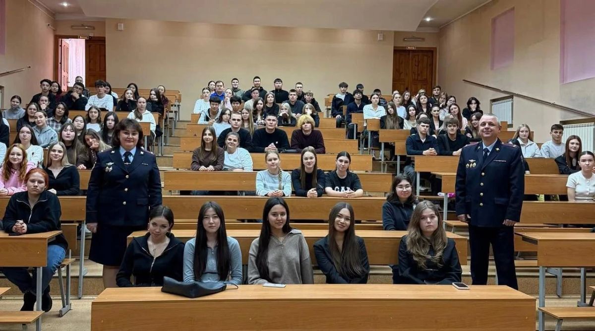 В Иркутской области сотрудники полиции провели профориентационную беседу с будущими юристами В Иркутской области сотрудники полиции провели профориентационную беседу с будущими юристами