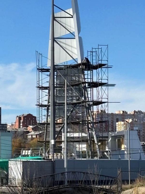 Люди под парусом.. Прямо сейчас (спасибо отличной погоде в городе ), на острове Юность монтируют парус на мачте. Его собирают из множества отдельных сегментов белого цвета. Полотно разделено с учетом ветровой нагрузки —...