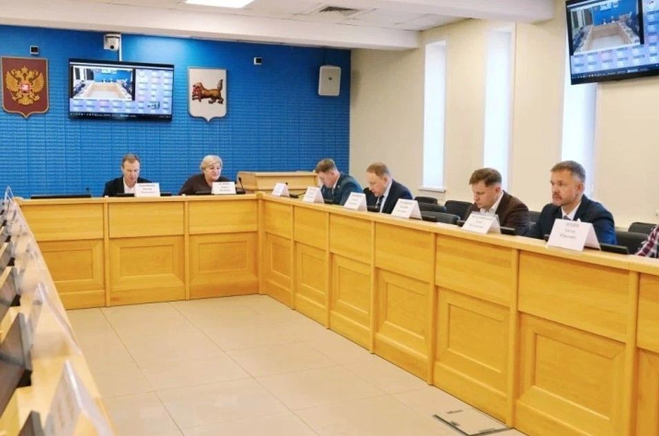 В Законодательном Собрании Иркутской области прошло заседание комитета по строительству и дорожному хозяйству под председательством Виктора Побойкина