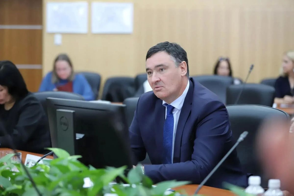Мэр Руслан Болотов встретился с женской волейбольной командой «Локомотив-Ангара» Мэр Руслан Болотов встретился с женской волейбольной командой «Локомотив-Ангара»