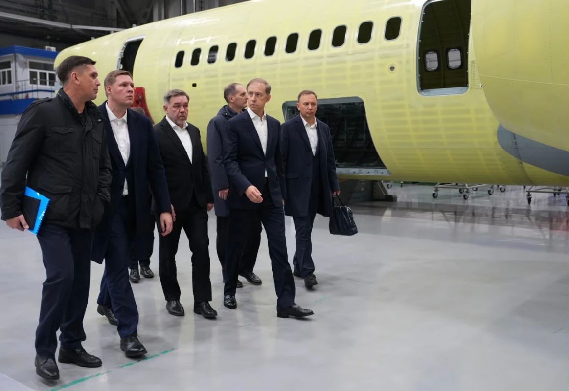 Денис Мантуров посетил Иркутский авиационный завод и ознакомился с производством гражданской и военной авиатехники Денис Мантуров посетил Иркутский авиационный завод и ознакомился с производством гражданской и военной авиатехники