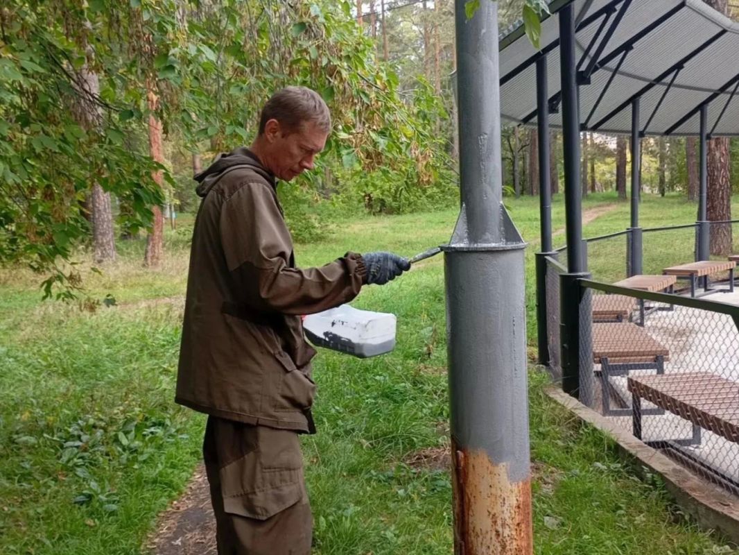 #ПаркиАнгарска. Работники «Парков Ангарска» продолжают готовить общественные пространства к зиме #ПаркиАнгарска. Работники «Парков Ангарска» продолжают готовить общественные пространства к зиме
