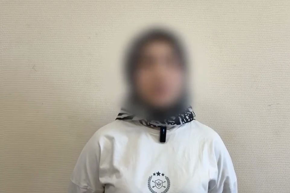 В интернете разошлось видео, где девушка в национальном головном уборе будто бы становится жертвой нападения