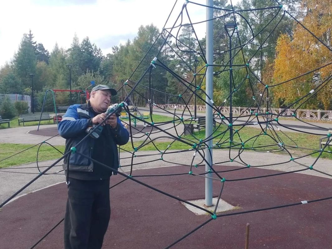 #ПаркиАнгарска. Работники «Парков Ангарска» продолжают готовить общественные пространства к зиме #ПаркиАнгарска. Работники «Парков Ангарска» продолжают готовить общественные пространства к зиме