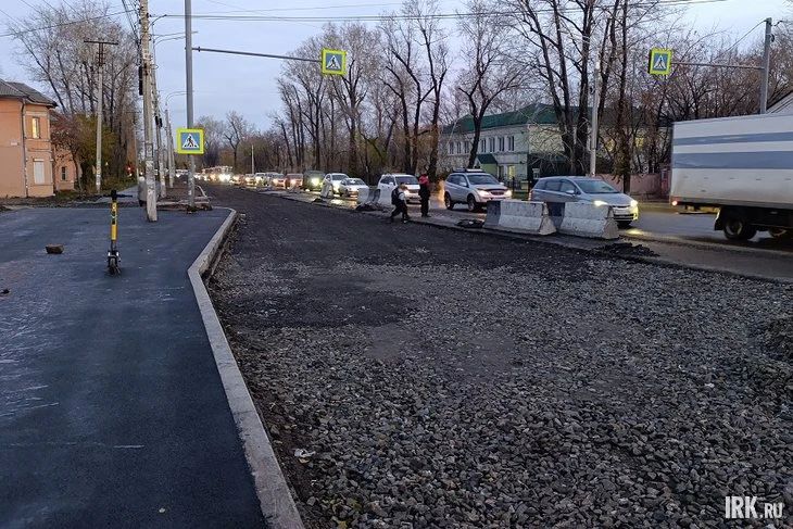 Пробки в полтора километра и ожидание автобусов посреди дороги: иркутяне устали от ремонта на Розы Люксембург
