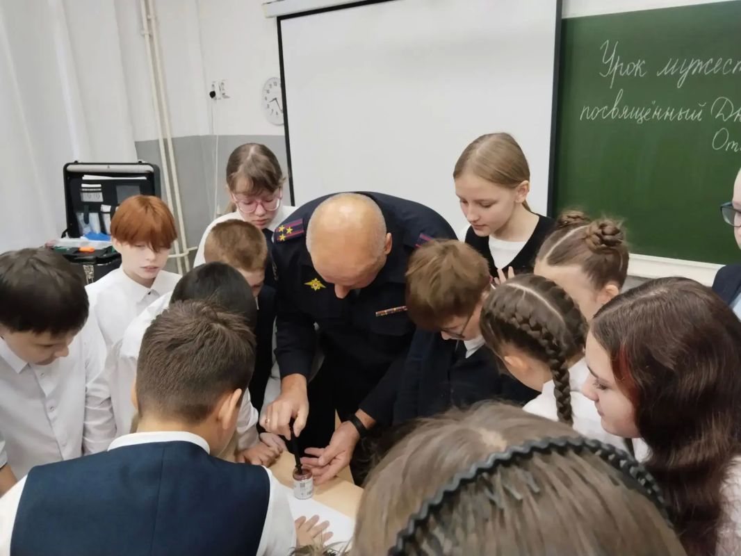 "Мой папа полицейский". В преддверии Дня отца, который в этом году отмечается 18 октября, в подшефной школе №45 г. Иркутска прошёл тематический Урок мужества "Мой папа полицейский". В преддверии Дня отца, который в этом году отмечается 18 октября, в подшефной школе №45 г. Иркутска прошёл тематический Урок мужества
