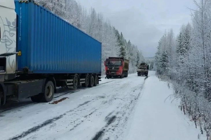 А где-то снега уже столько, что приходится перекрывать дороги