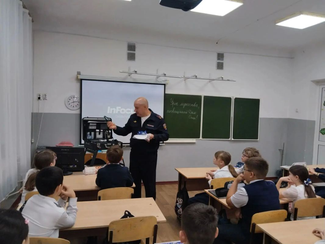 "Мой папа полицейский". В преддверии Дня отца, который в этом году отмечается 18 октября, в подшефной школе №45 г. Иркутска прошёл тематический Урок мужества "Мой папа полицейский". В преддверии Дня отца, который в этом году отмечается 18 октября, в подшефной школе №45 г. Иркутска прошёл тематический Урок мужества