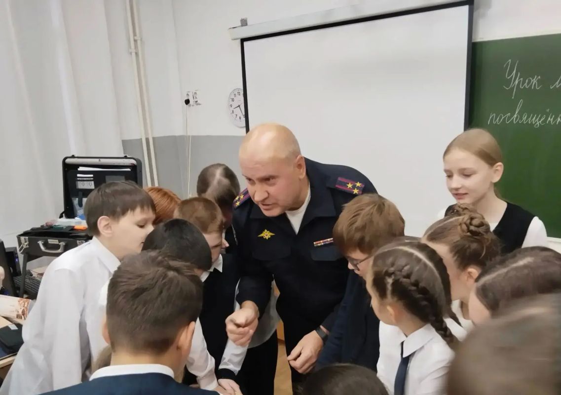 "Мой папа полицейский". В преддверии Дня отца, который в этом году отмечается 18 октября, в подшефной школе №45 г. Иркутска прошёл тематический Урок мужества