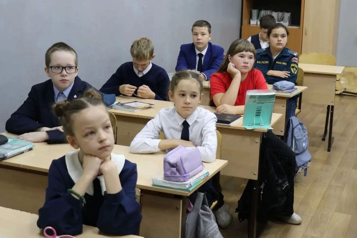 "Мой папа полицейский". В преддверии Дня отца, который в этом году отмечается 18 октября, в подшефной школе №45 г. Иркутска прошёл тематический Урок мужества "Мой папа полицейский". В преддверии Дня отца, который в этом году отмечается 18 октября, в подшефной школе №45 г. Иркутска прошёл тематический Урок мужества