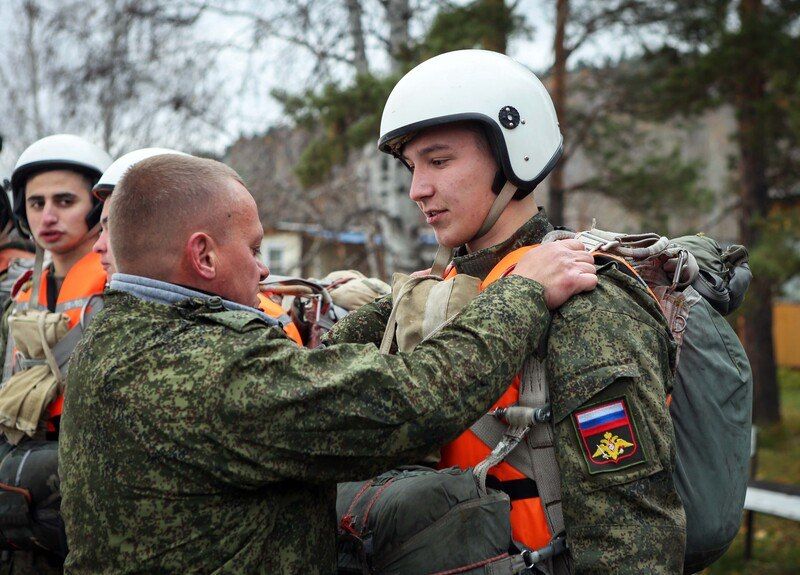 Курсанты Военного учебного центра ИГУ совершили первые прыжки с парашютом