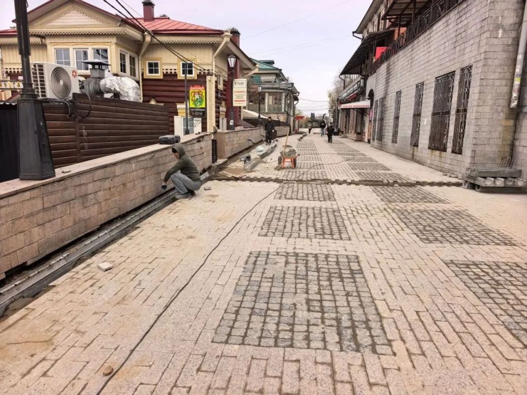 Ремонт тротуара в 130-м квартале Иркутска подходит к концу Ремонт тротуара в 130-м квартале Иркутска подходит к концу