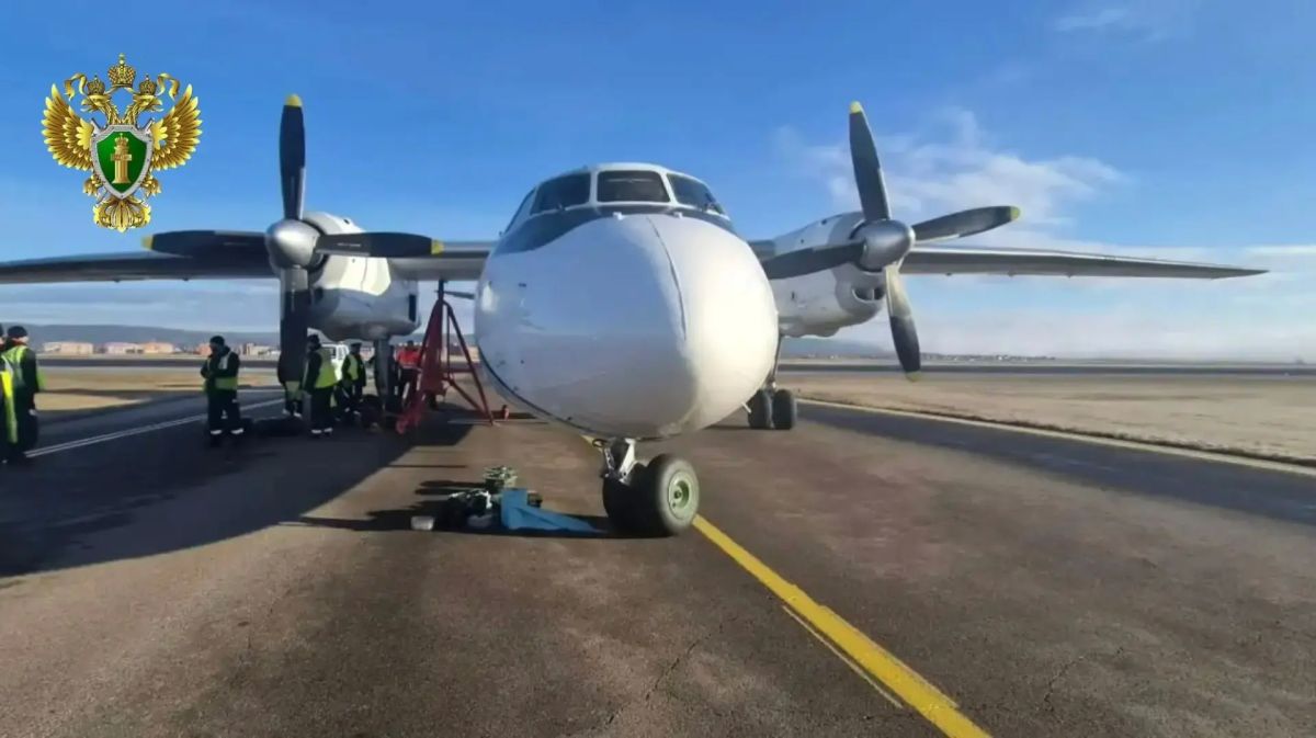 В Иркутске на 2,5 часа закрывали взлетно-посадочную полосу аэропорта из-за разрыва колеса при посадке самолета Ан-24 авиакомпании "Ираэро", который выполнял учебно-тренировочный полет