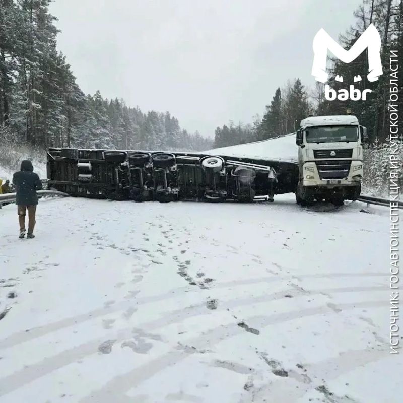 Рухнувшая на бок фура перекрыла движение на федеральной трассе "Байкал"