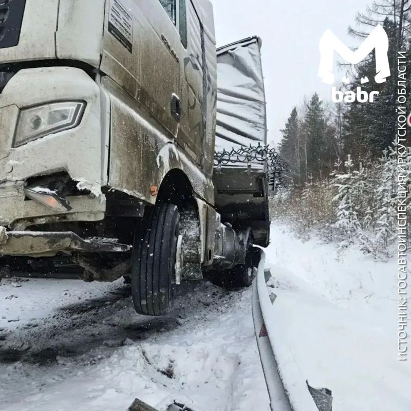 Рухнувшая на бок фура перекрыла движение на федеральной трассе "Байкал" Рухнувшая на бок фура перекрыла движение на федеральной трассе "Байкал"