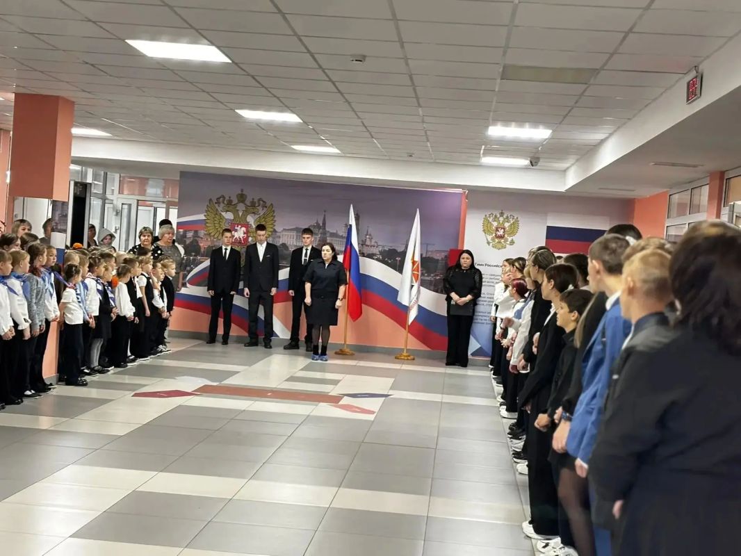 В школе № 5 города Тулуна стартовала неделя безопасности! С самого утра на торжественной линейке ребят встречала инспектор по делам несовершеннолетних линейного пункта полиции на станции Тулун В школе № 5 города Тулуна стартовала неделя безопасности! С самого утра на торжественной линейке ребят встречала инспектор по делам несовершеннолетних линейного пункта полиции на станции Тулун