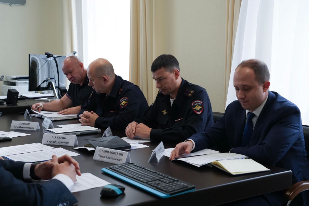 Роман Колесов поручил дорожным службам региона усилить работы по зимнему содержанию дорог Роман Колесов поручил дорожным службам региона усилить работы по зимнему содержанию дорог