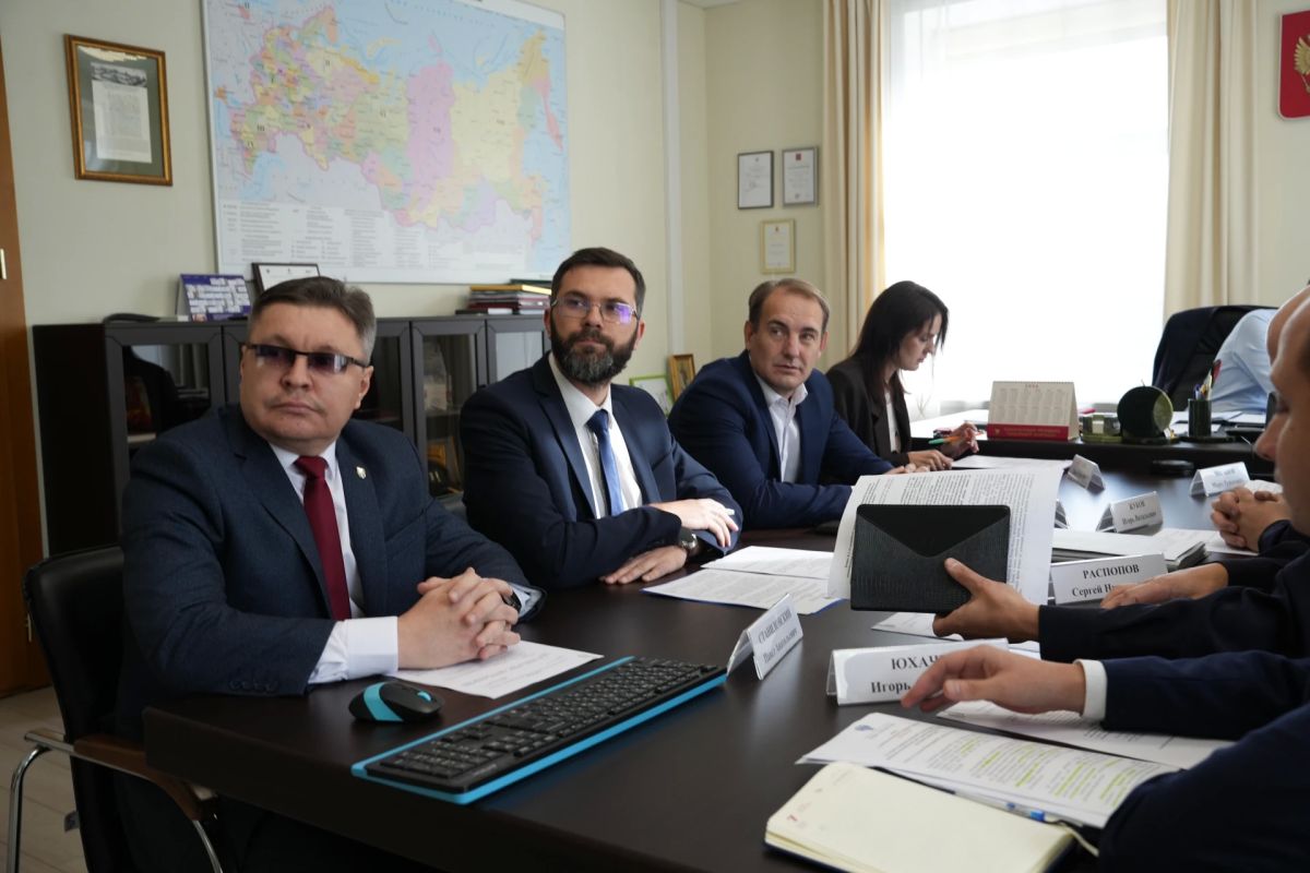 Роман Колесов поручил дорожным службам региона усилить работы по зимнему содержанию дорог Роман Колесов поручил дорожным службам региона усилить работы по зимнему содержанию дорог
