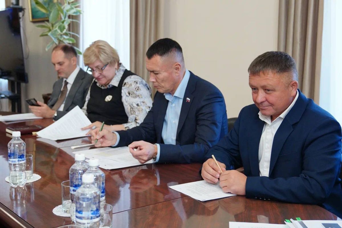 Александр Ведерников и руководители парламентских фракций обсудили с губернатором повестку октябрьской сессии Александр Ведерников и руководители парламентских фракций обсудили с губернатором повестку октябрьской сессии