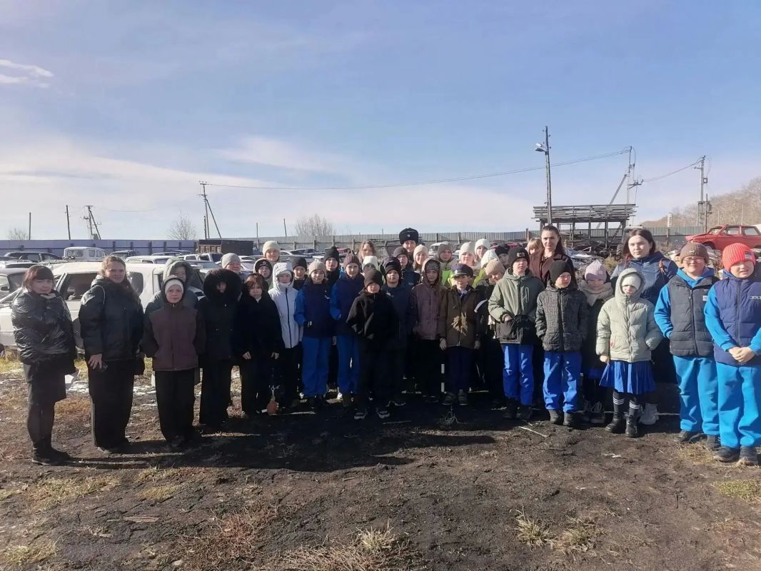 В Тулуне полицейские познакомили ЮИДовцев с особенностями службы Госавтоинспекции В Тулуне полицейские познакомили ЮИДовцев с особенностями службы Госавтоинспекции