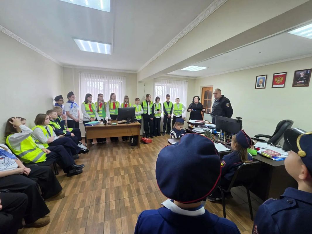 В Тулуне полицейские познакомили ЮИДовцев с особенностями службы Госавтоинспекции В Тулуне полицейские познакомили ЮИДовцев с особенностями службы Госавтоинспекции