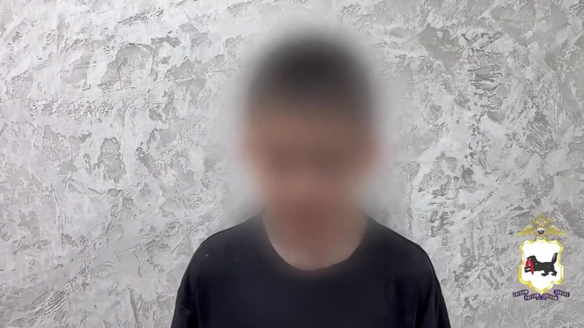 Школьник разбил стекло остановки в Братске