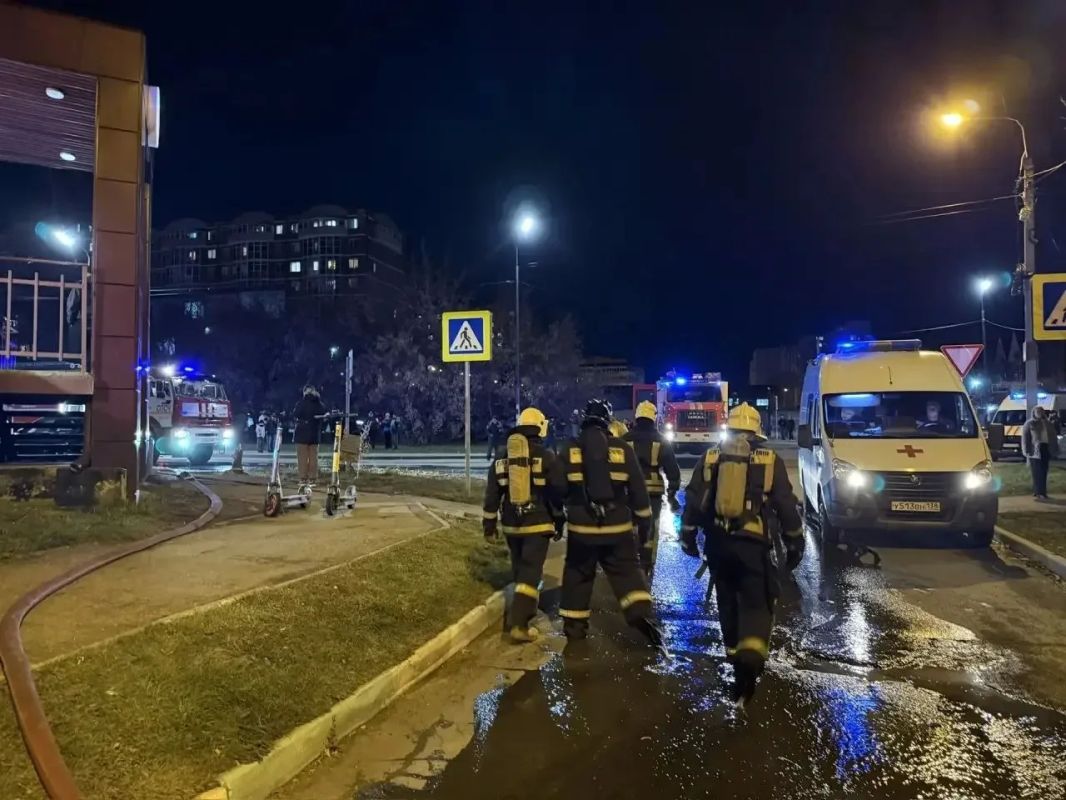Огнеборцы спасли 8 человек на пожаре в Иркутске Огнеборцы спасли 8 человек на пожаре в Иркутске