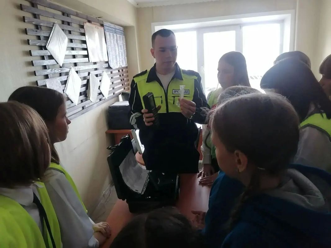 В Тулуне полицейские познакомили ЮИДовцев с особенностями службы Госавтоинспекции В Тулуне полицейские познакомили ЮИДовцев с особенностями службы Госавтоинспекции