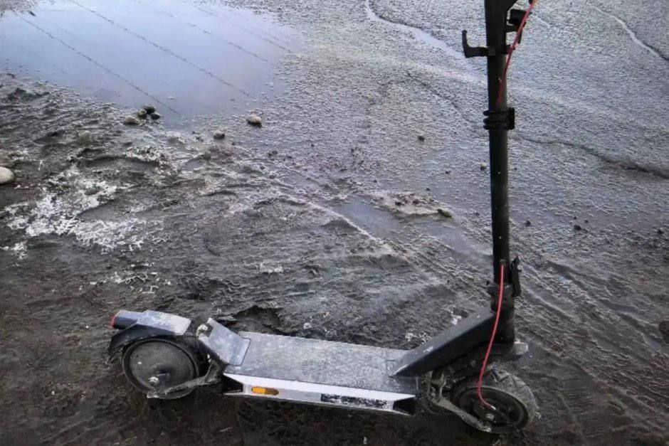В Иркутской области КамАЗ опрокинулся после столкновения с электросамокатом