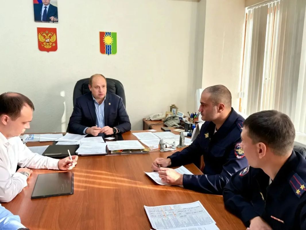 Провёл рабочую встречу с врио заместителя начальника управления Госавтоинспекции Иркутской области Сергеем Николаевичем Распоповым и врио начальника местного отдела Госавтоинспекции Рамизом Манафовичем Фарзалиевым Провёл рабочую встречу с врио заместителя начальника управления Госавтоинспекции Иркутской области Сергеем Николаевичем Распоповым и врио начальника местного отдела Госавтоинспекции Рамизом Манафовичем Фарзалиевым
