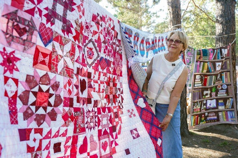 «Одеяло для героя»: шелеховские мастерицы шьют для бойцов с особым смыслом «Одеяло для героя»: шелеховские мастерицы шьют для бойцов с особым смыслом