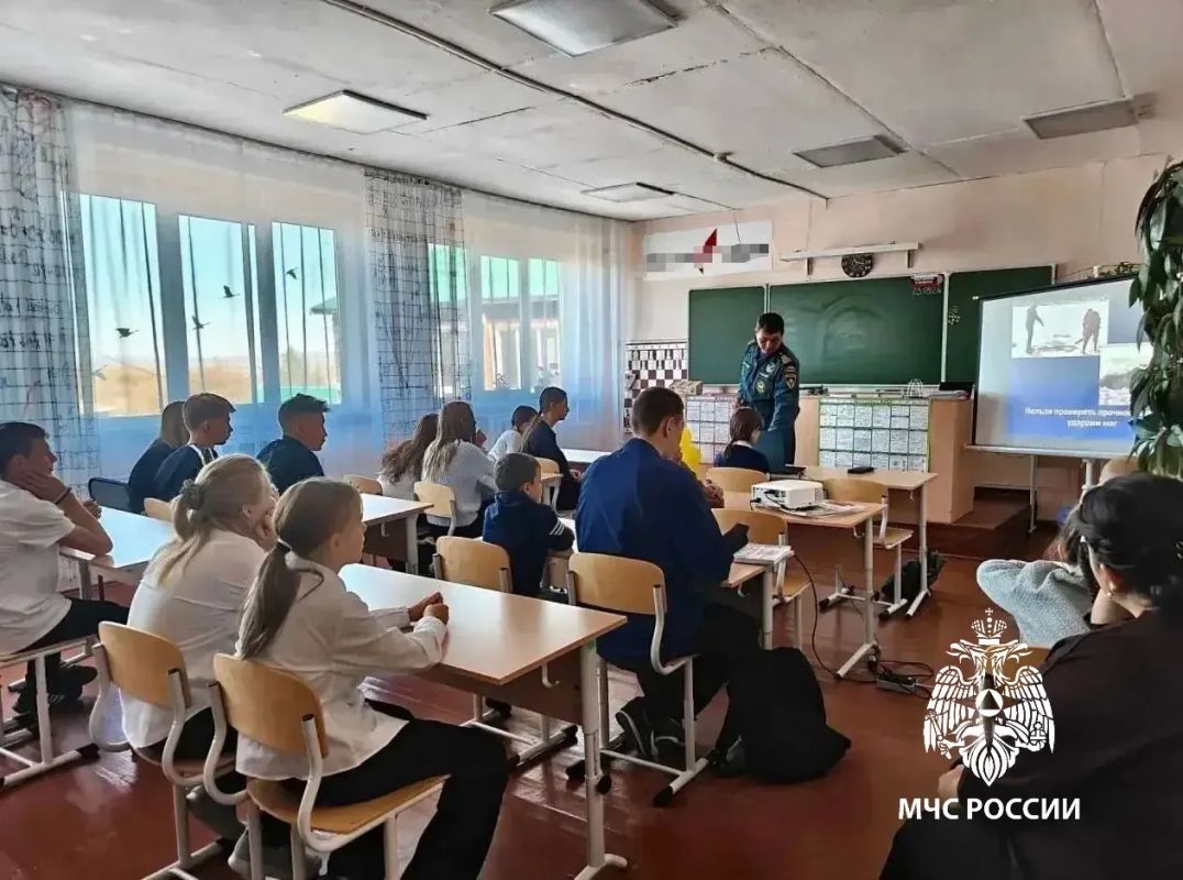 Сотрудники МЧС России проводят профилактическую работу перед осенними каникулами Сотрудники МЧС России проводят профилактическую работу перед осенними каникулами