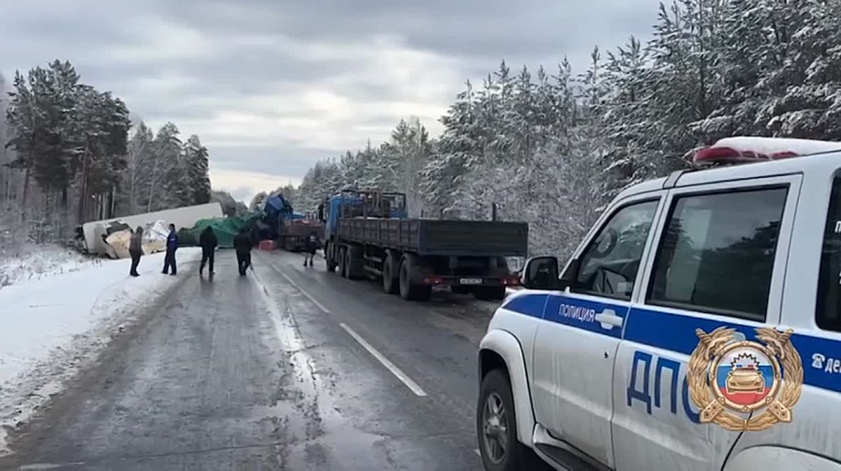 В массовом ДТП с пятью фурами на федеральной трассе "Сибирь" погиб водитель КамАЗа