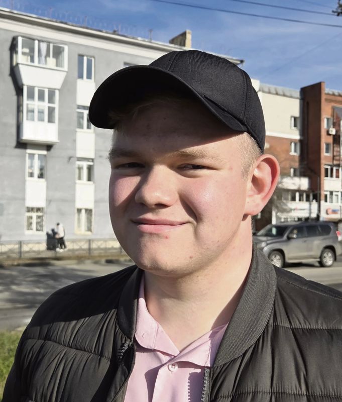 Денис, студент:. — Встречать Новый год будем в кругу семьи, скорее всего